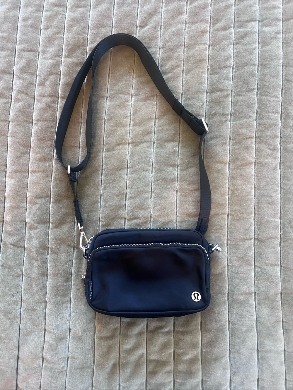 Lululemon Everywhere Crossbody Bag 2L - Picture 4 of 7
